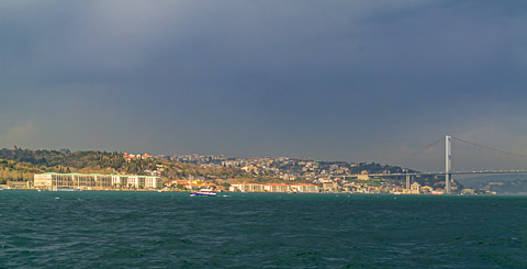 Het Europese deel van Istanbul, gezien vanaf een boot op de Bosporus